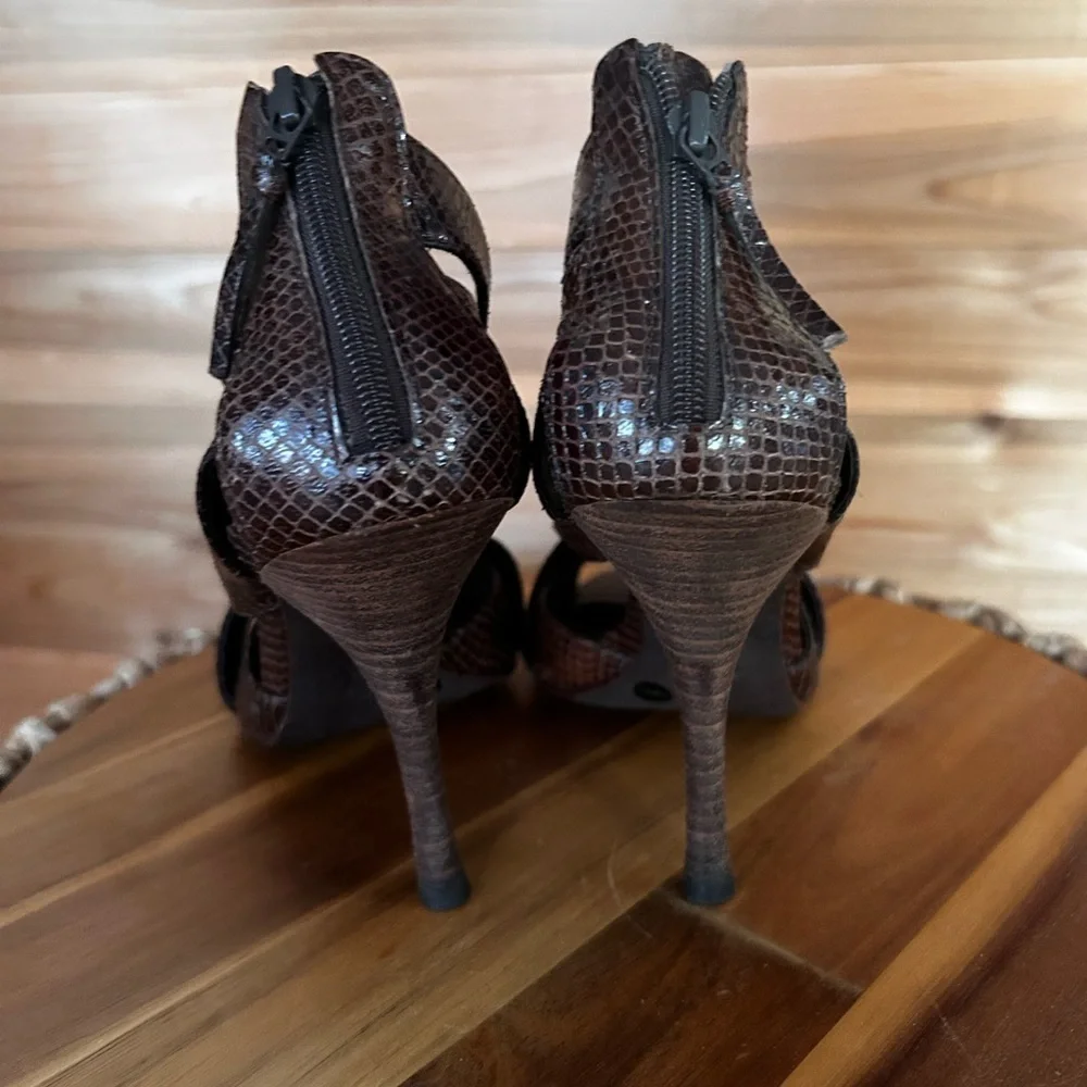 BCBGMAXZRIA Women's Brown leather Snakeskin Sandals preloved size 7.5